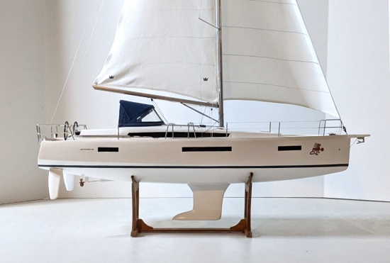 Jeanneau 440 model being detailed